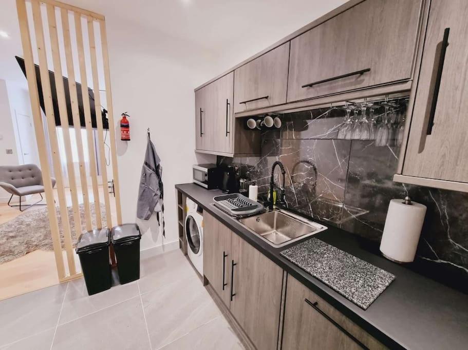 Lmk, Spacious 1 Bedroom Ground Floor Apartment, Ev Charger, Free Parking Wi-Fi, Great Location Belfast Ngoại thất bức ảnh