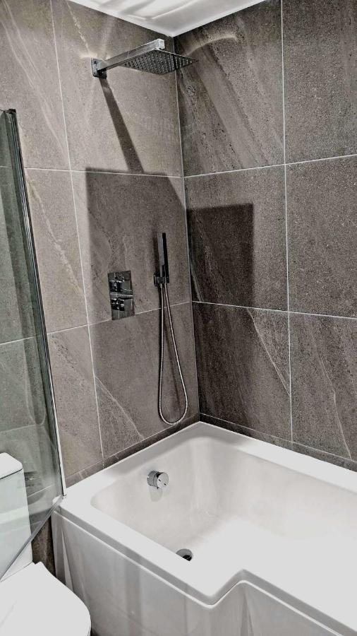 Lmk, Spacious 1 Bedroom Ground Floor Apartment, Ev Charger, Free Parking Wi-Fi, Great Location Belfast Ngoại thất bức ảnh