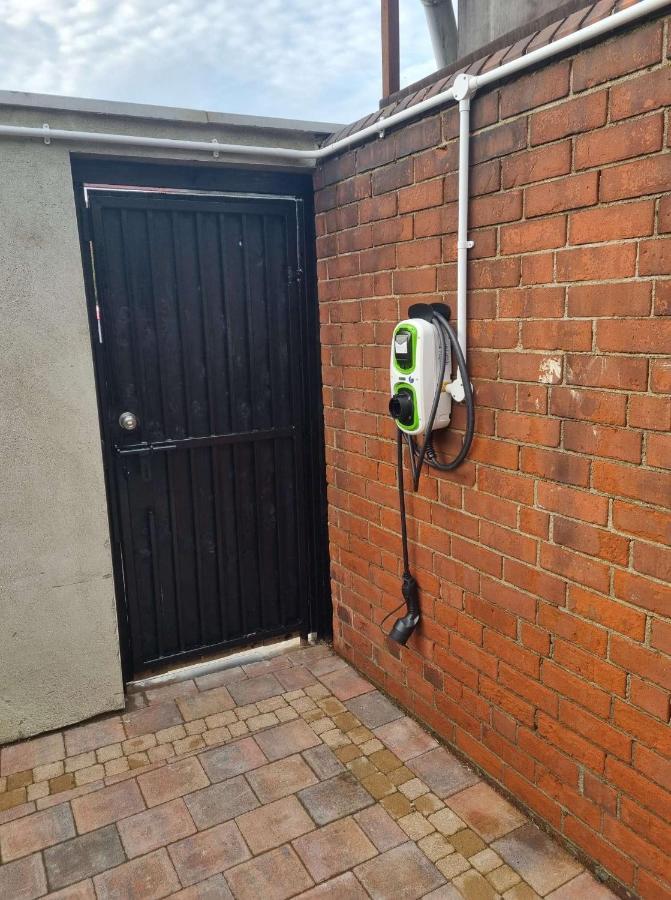 Lmk, Spacious 1 Bedroom Ground Floor Apartment, Ev Charger, Free Parking Wi-Fi, Great Location Belfast Ngoại thất bức ảnh
